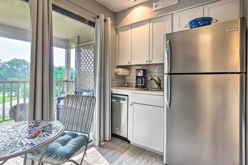 1 Mi to Lake Lure: Mtn-view Studio w/ Balcony!