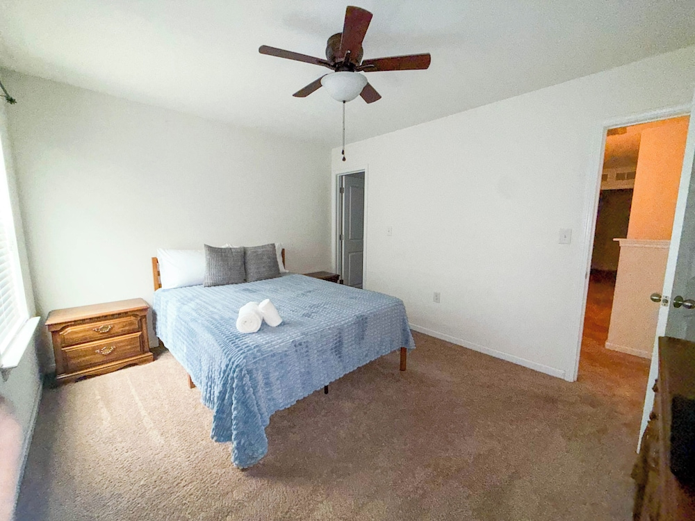 Modern 4 Bedroom Home Near Uptown