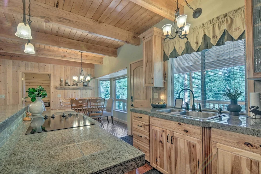 Duck Creek Village Cabin: Hike, Ski, & Bike