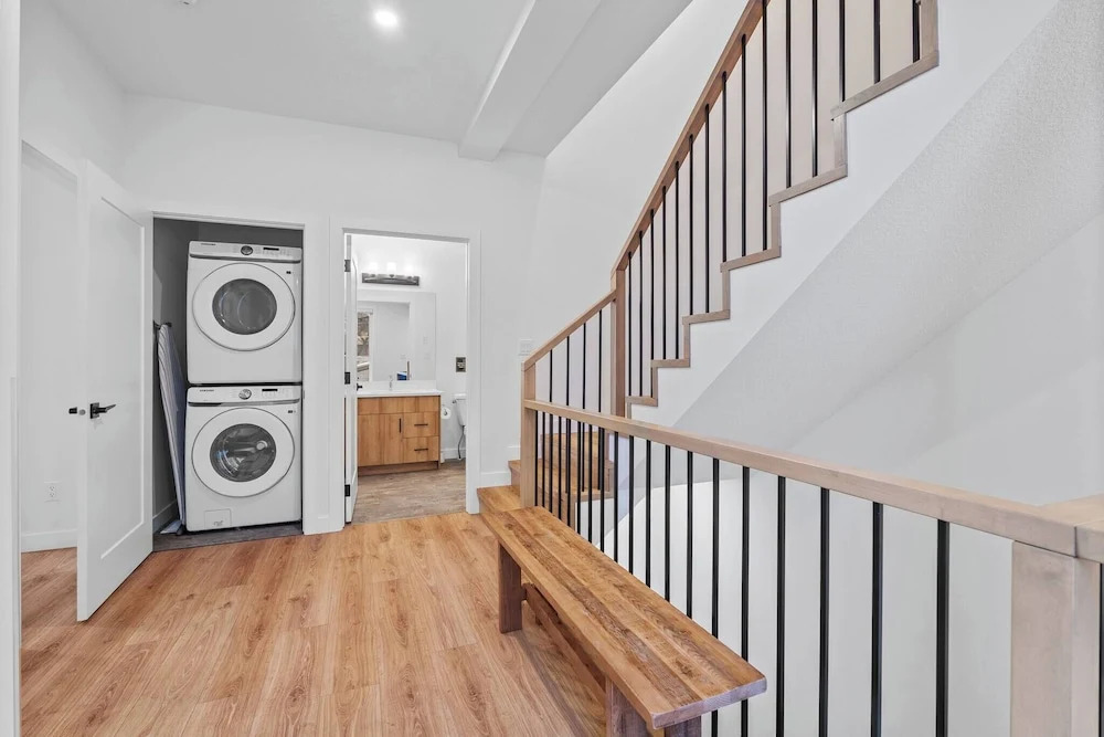 Luxurious Large 3 Bedroom Loft Saskatchewan Drive