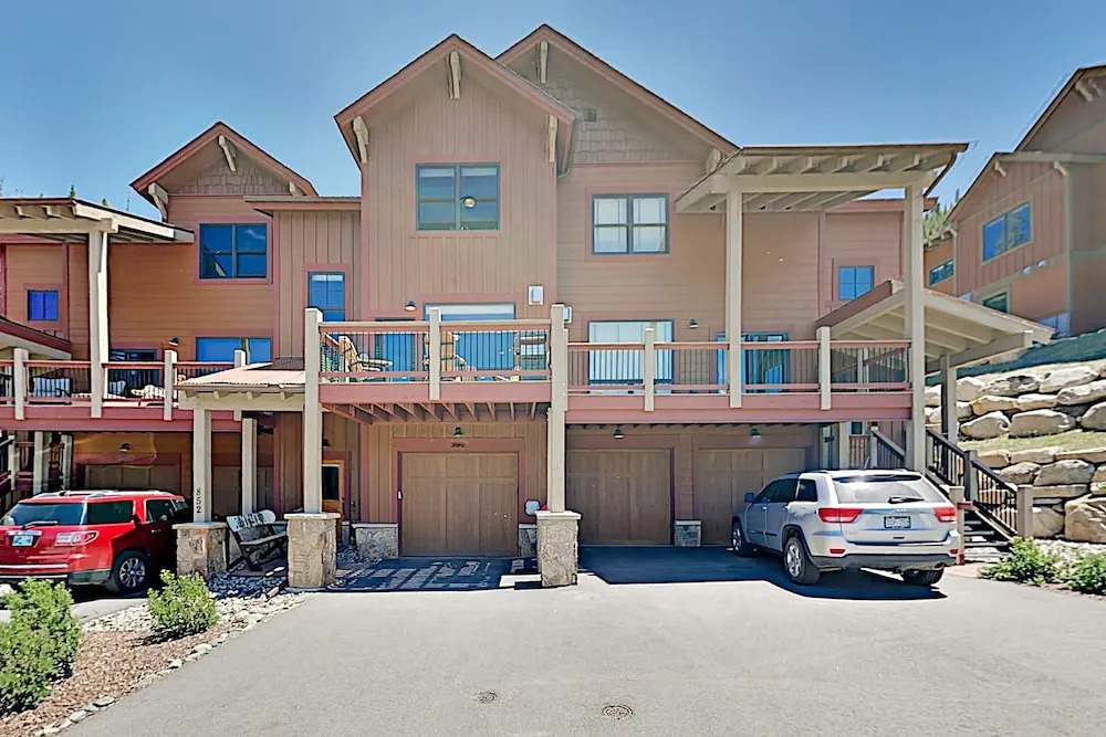 Upscale Decks, Heated Garage, Near Shuttle 3 Bedroom Townhouse