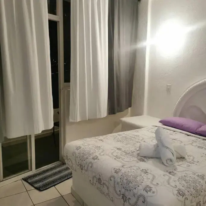 Lovely studio apartment with balcony AC & wi-fi, minutes from downtown!