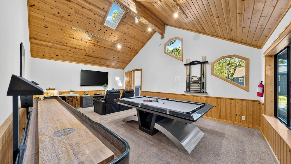 Black Bear by Avantstay Spacious Viking Lodge in Tahoe Donner w/ Game Room & Hot Tub!