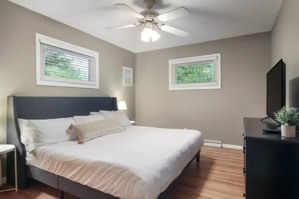 3 min to Beach, Game Room, Hot tub & Firepit