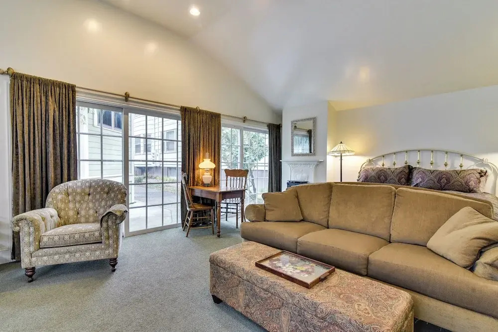 Cozy Portland Studio w/ Electric Fireplace