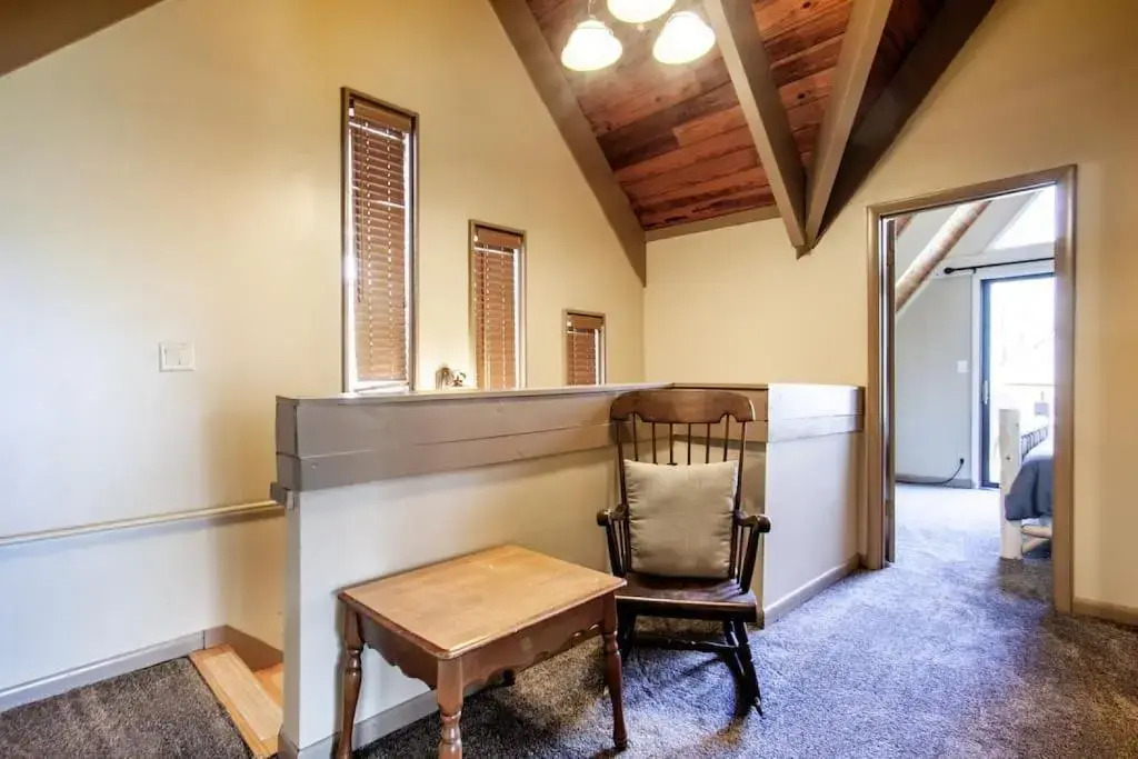 Bear View Chalet with hot tub and near Ober