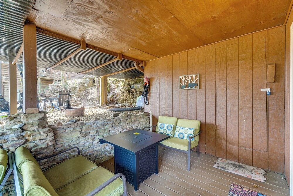 Hot Tub, Trails, Views! Little River Retreat
