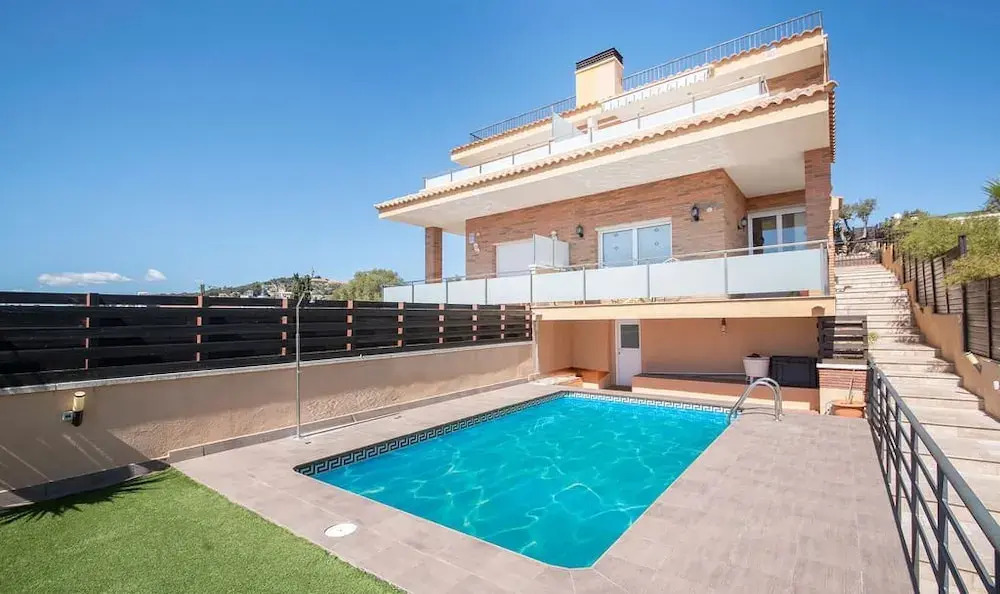 Modern House 2 Km from The Beach (R87)
