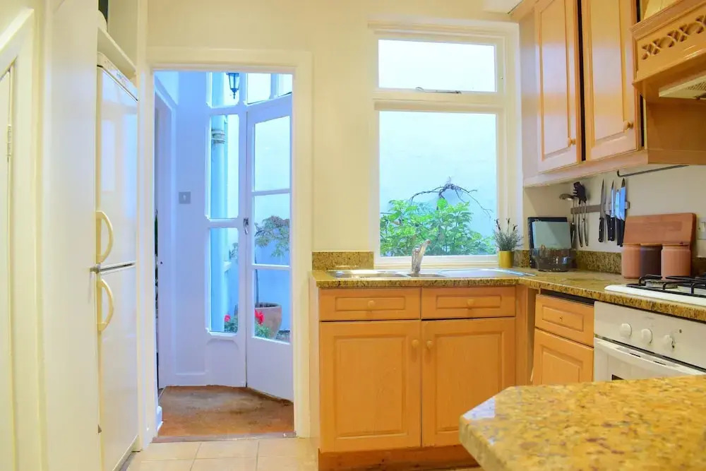 3 Bedroom Flat Near Hyde Park