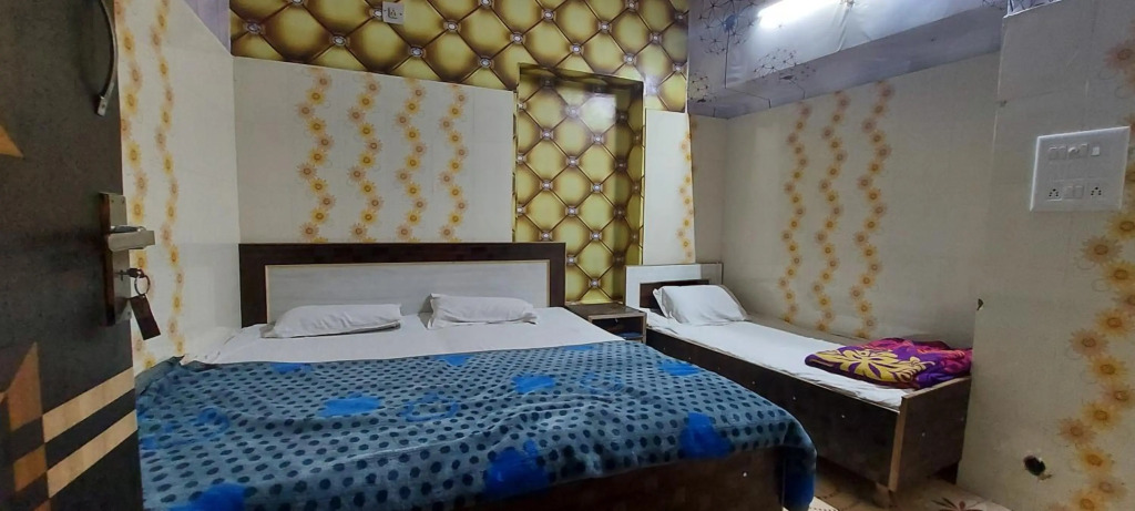 MJ Chawla Homestay double bed attached bathroom room