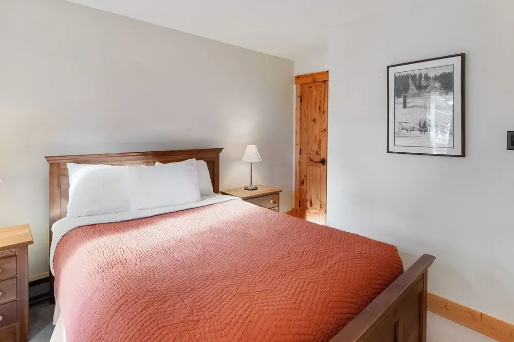 Winterset 8 pet Friendly 4 Bedroom Townhouse by RedAwning