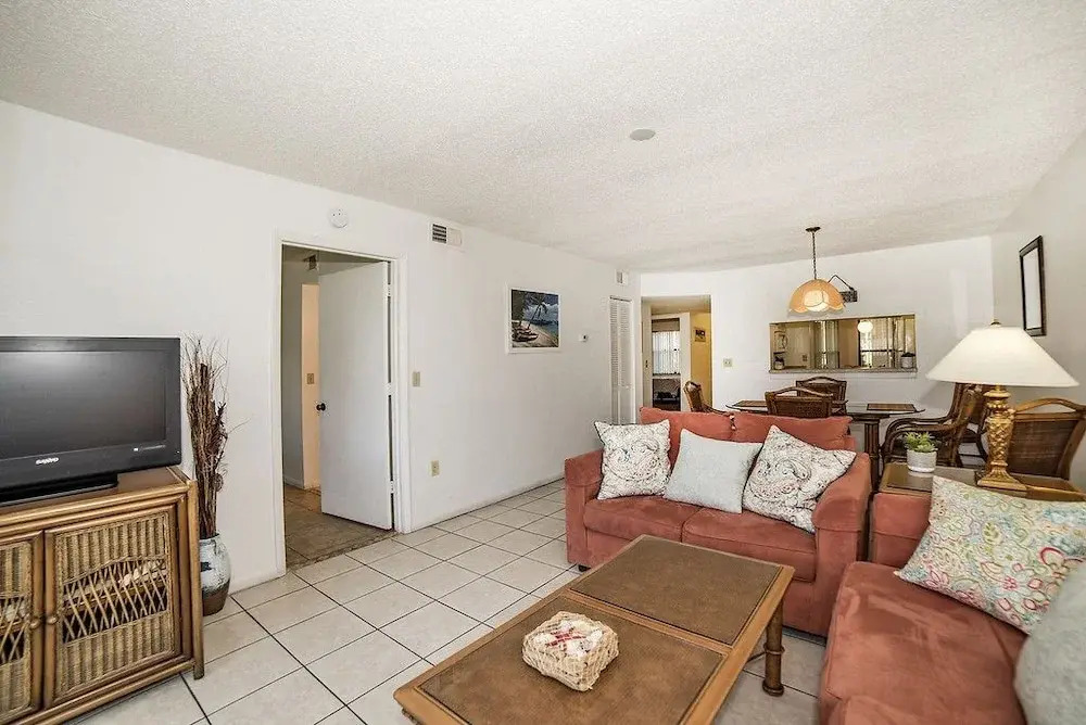 Shorewalk lakeview condo close to IMG