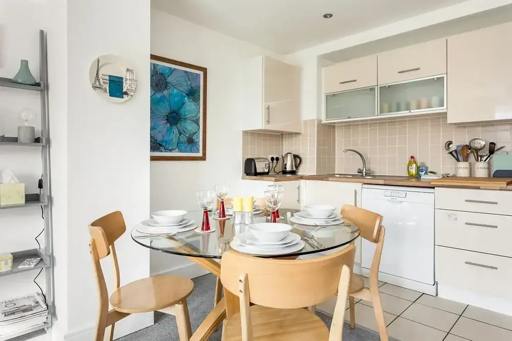 Sunnyside - Stylish Apartment Moments from Poole Quay