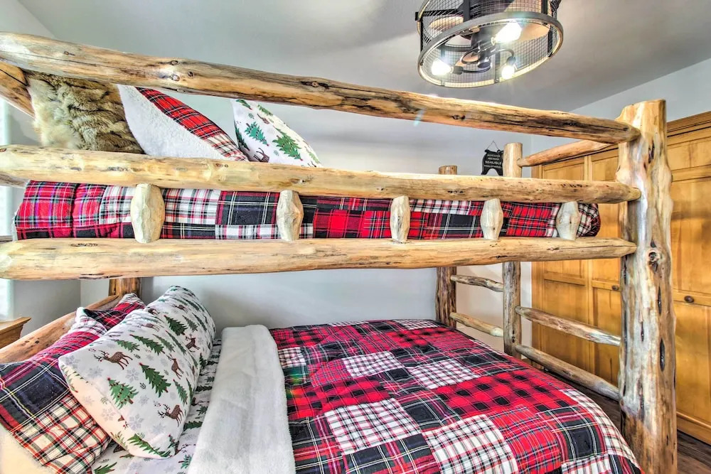 Pinetop Retreat w/ Fire Pit & Game Room!