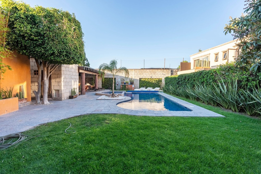 Angelic 2BR Nest - Pool & Hot Tub - Gated Village