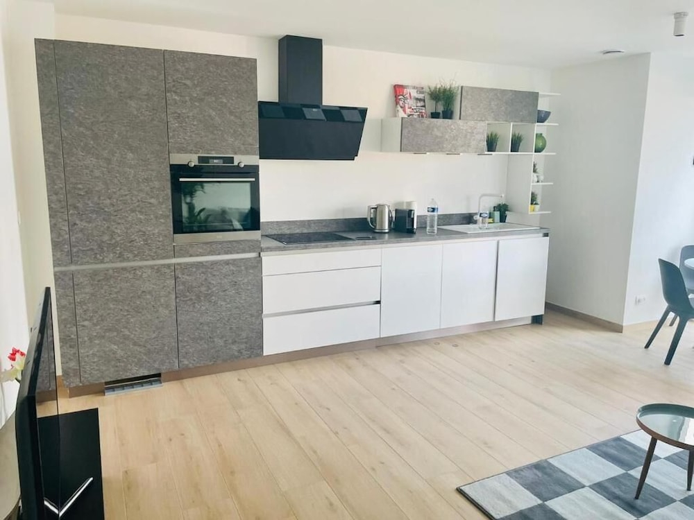 New 1 bedroom in City Center- Terrace