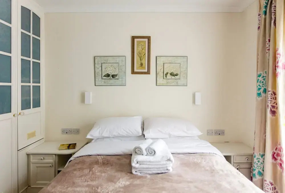 Traditional 2 bedroom flat