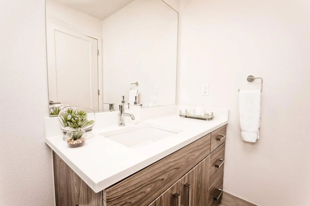 New 2BR/2BA Apartment near Tech Campuses with Pool