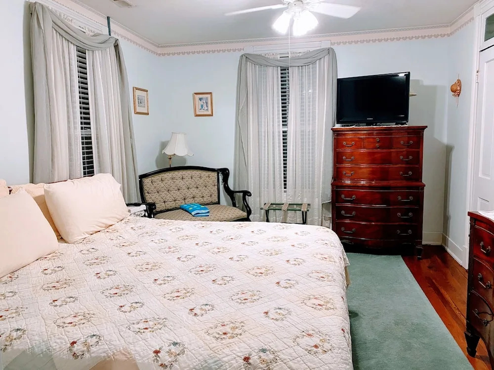 Colonial Beach Plaza Bed & Breakfast