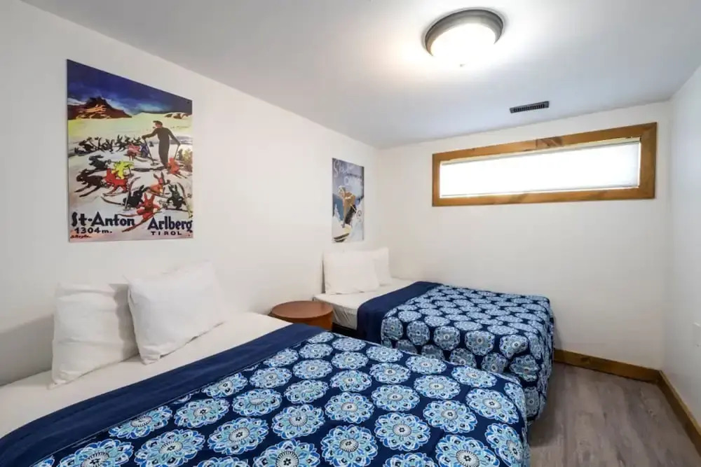 Spacious 8 bdrm Blue Mountain Cottage, Perfect for Large Groups, Private Beach, BBQ, Hot Tub, Sauna