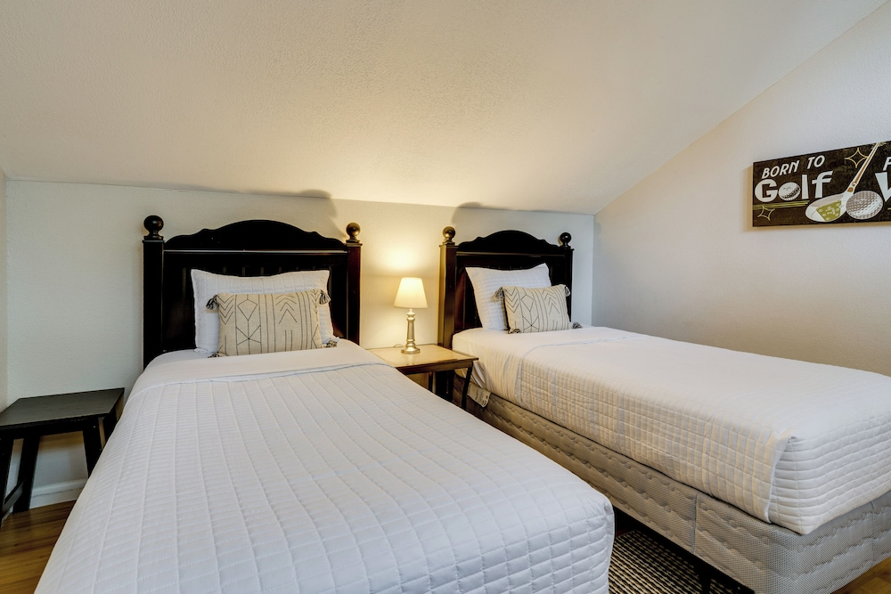 Golf, Swim & Dine! Condo w/ Lake Conroe Access