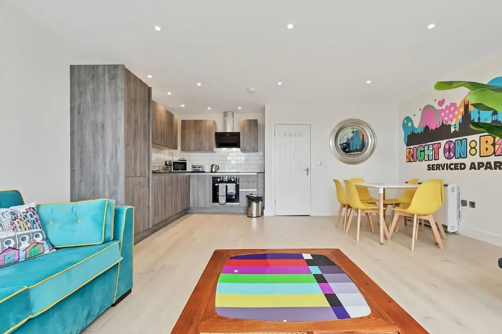 Right On : Bright On Apartment 1E | By My Getaways