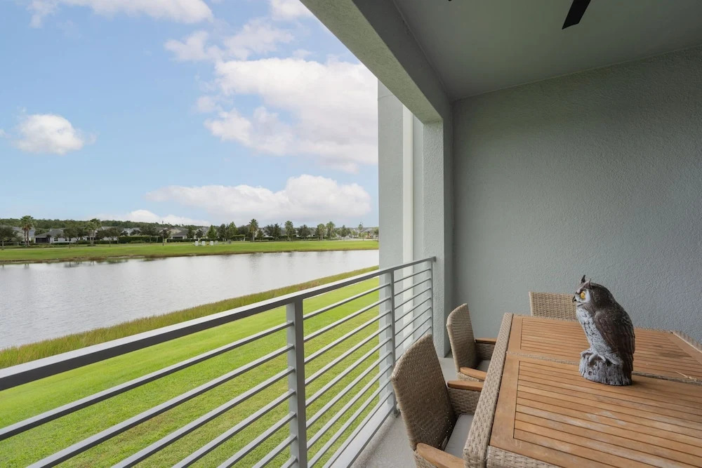 Elegant 2BR in Storey Lake Top Location