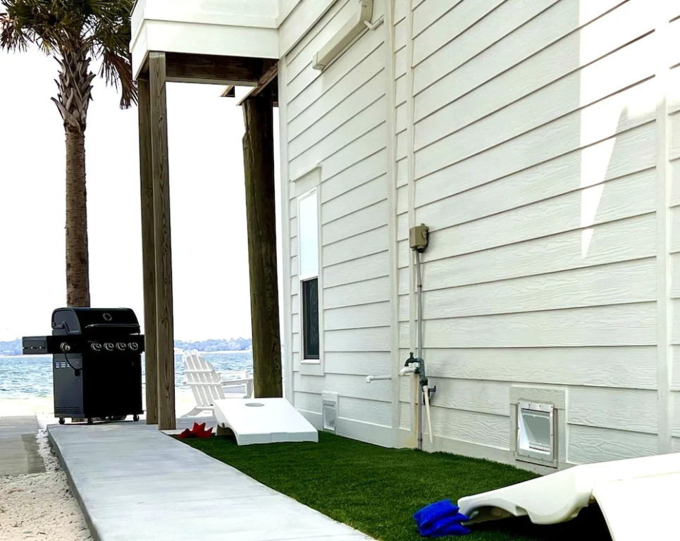 Isle Stay Awhile 5 Bedroom Home by RedAwning