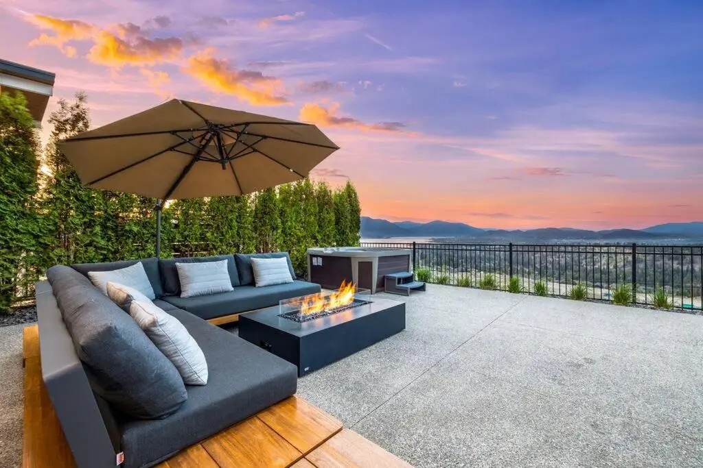 Newly Modern House w/ urban landscape of Kelowna!！