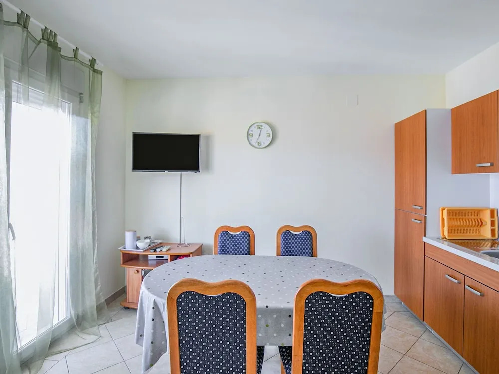 Restful Apartment in Mastrinka near Beach & Town Center