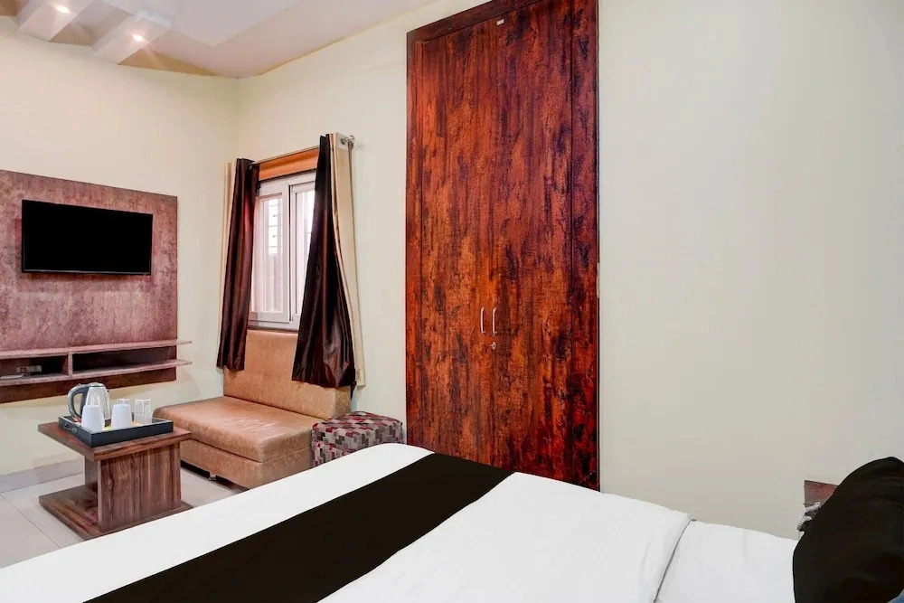 Deluxe Hotel Koshalya Mohan