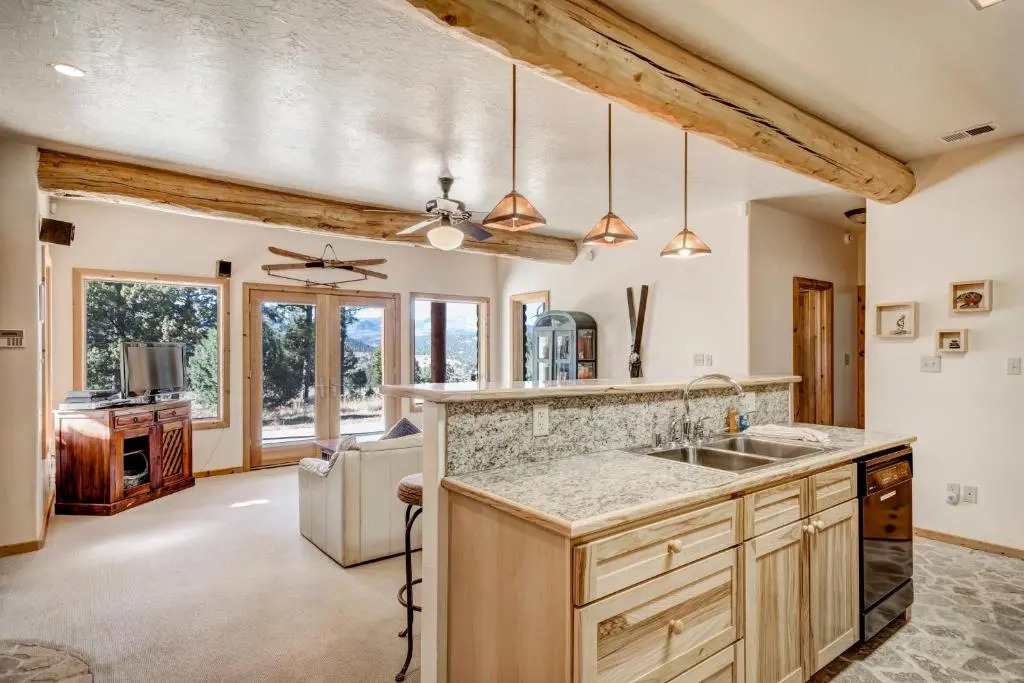 Blue Lake Lodge, 7 Bedrooms, Sleeps 18, Pet Friendly, Hot Tub, Views