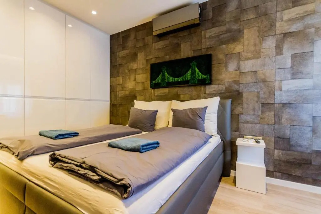 Chain Bridge Studio Apartment