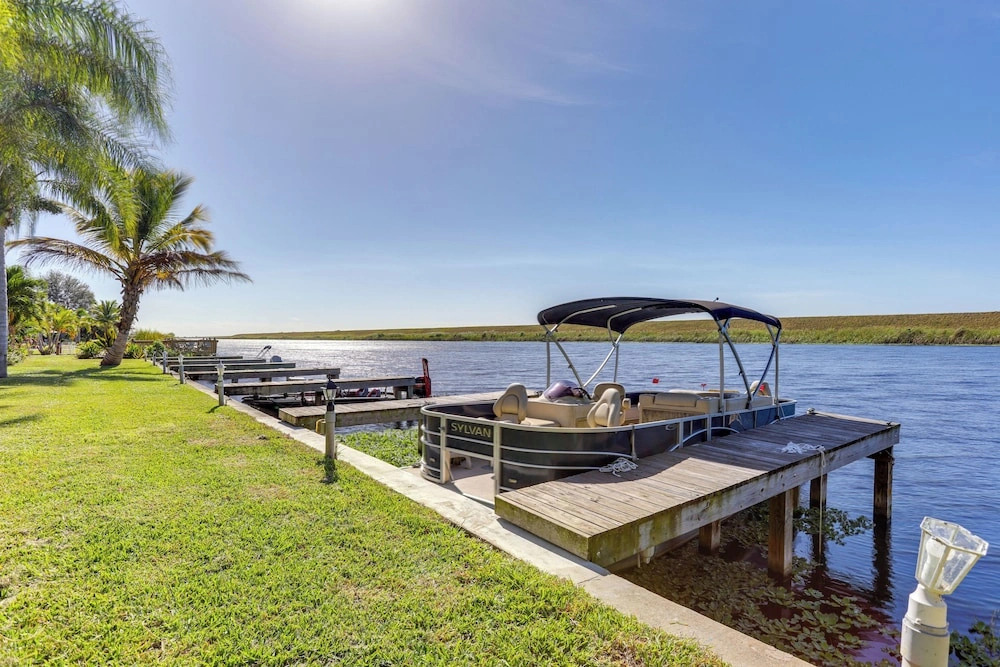 Lake Okeechobee Dockside Cabin w/ Pool Access