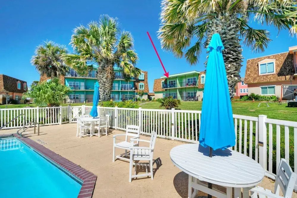 2 Condos Beach Access, 2 Pools, Pickleball & Tennis Island Retreat Complex