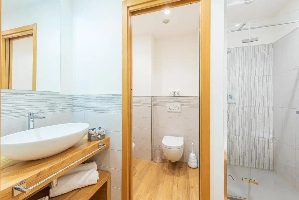 Room 176, Alba Town