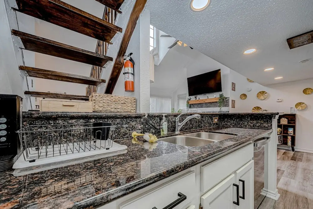 Upscale 1BR Condo in Med Center