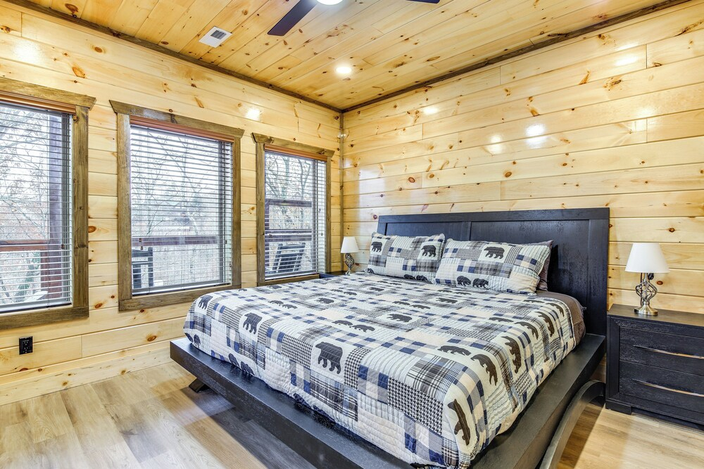 Hot Tub & Spectacular Views: Sevierville Cabin
