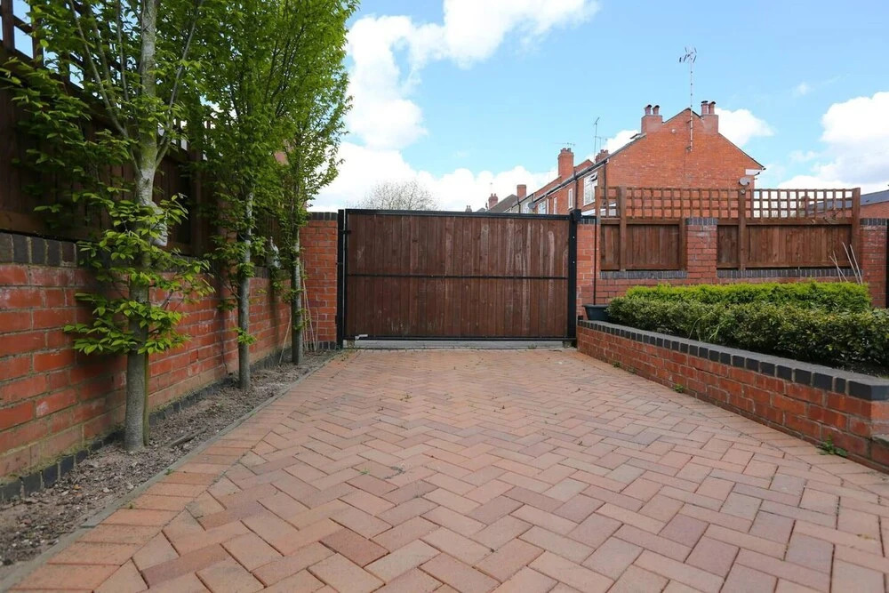 3/4 Bed House 2 Bathroom off Road Parking