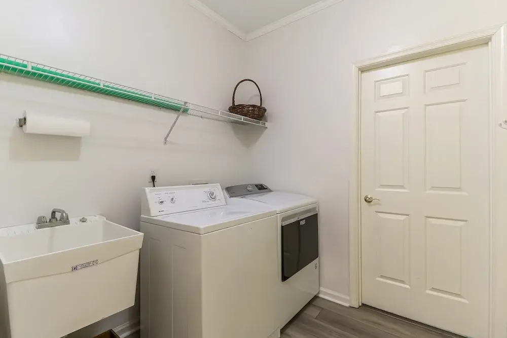 Dog Friendly Home Includes Beach Access and Bike Free to Use during Stay by RedAwning