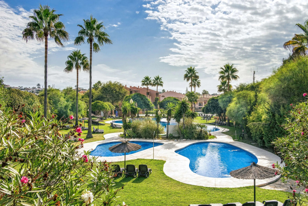 Отель Los Amigos Beach Club
