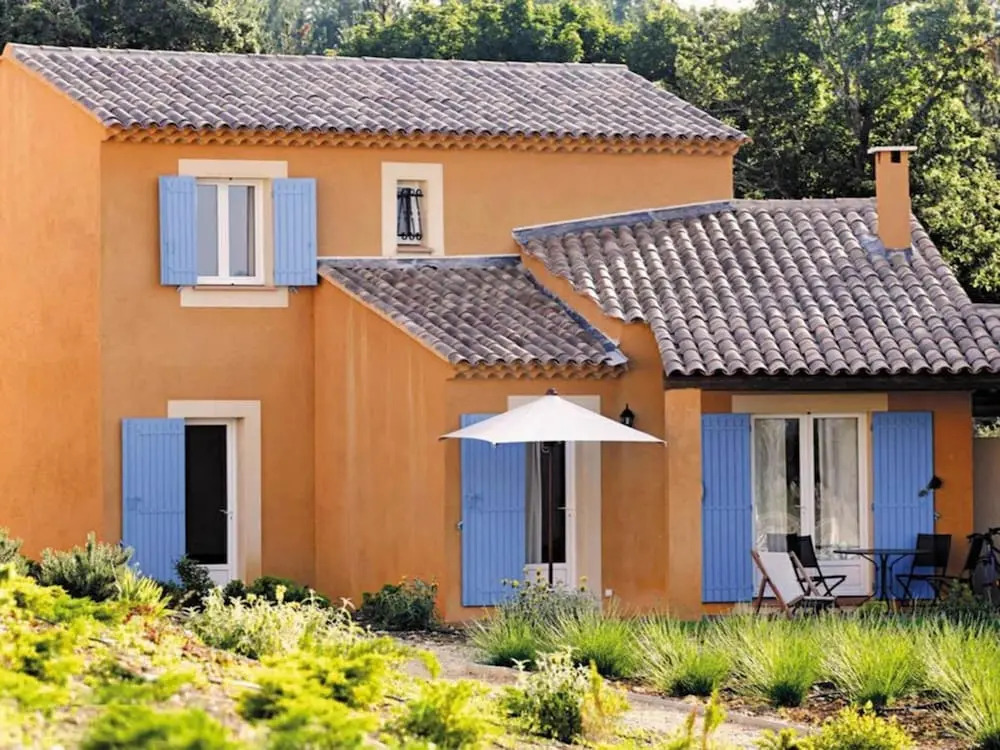 Semi-detached villa with dishwasher, close to the village