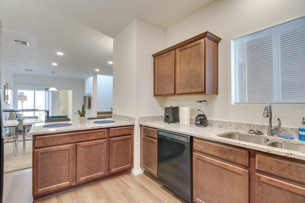 4 Mi to Unm: Convenient Albuquerque Townhome!