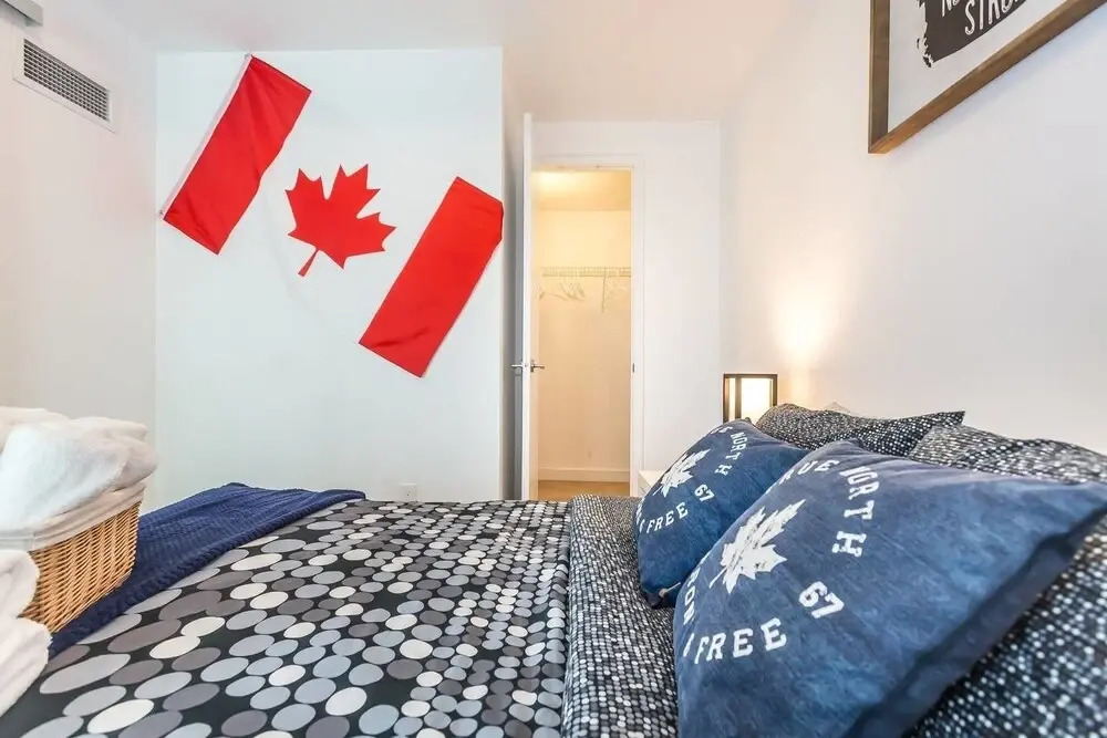 CN Tower & Lake View, Luxury Condo in Downtown