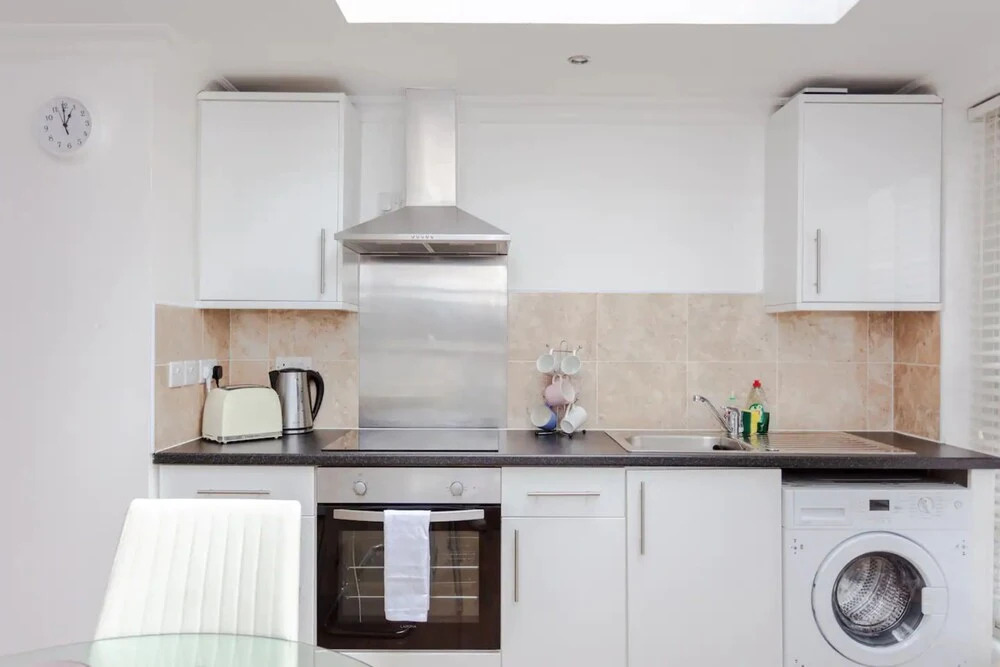 Airy Studio Apartment in Vibrant East London