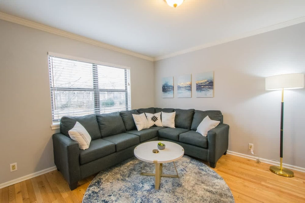 Walkable 2BR Condo Near Greenway Mission
