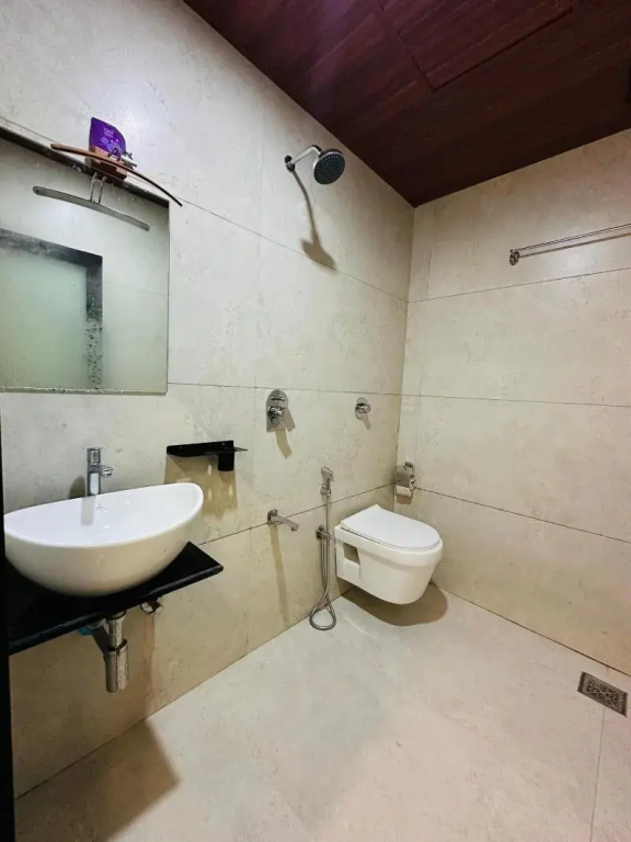 HOTEL BREEZE BAY EX - NEAR US Consulate, BKC
