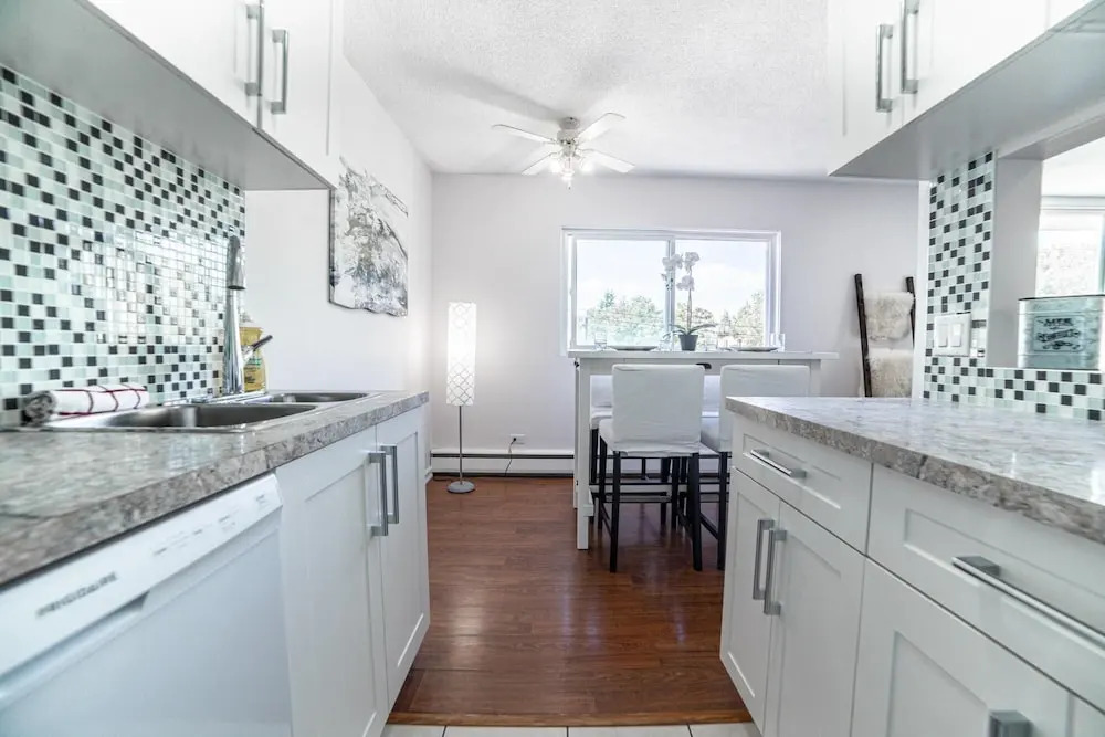 Beautiful 2bdr Suite w Parking Patio Coffee Wifi