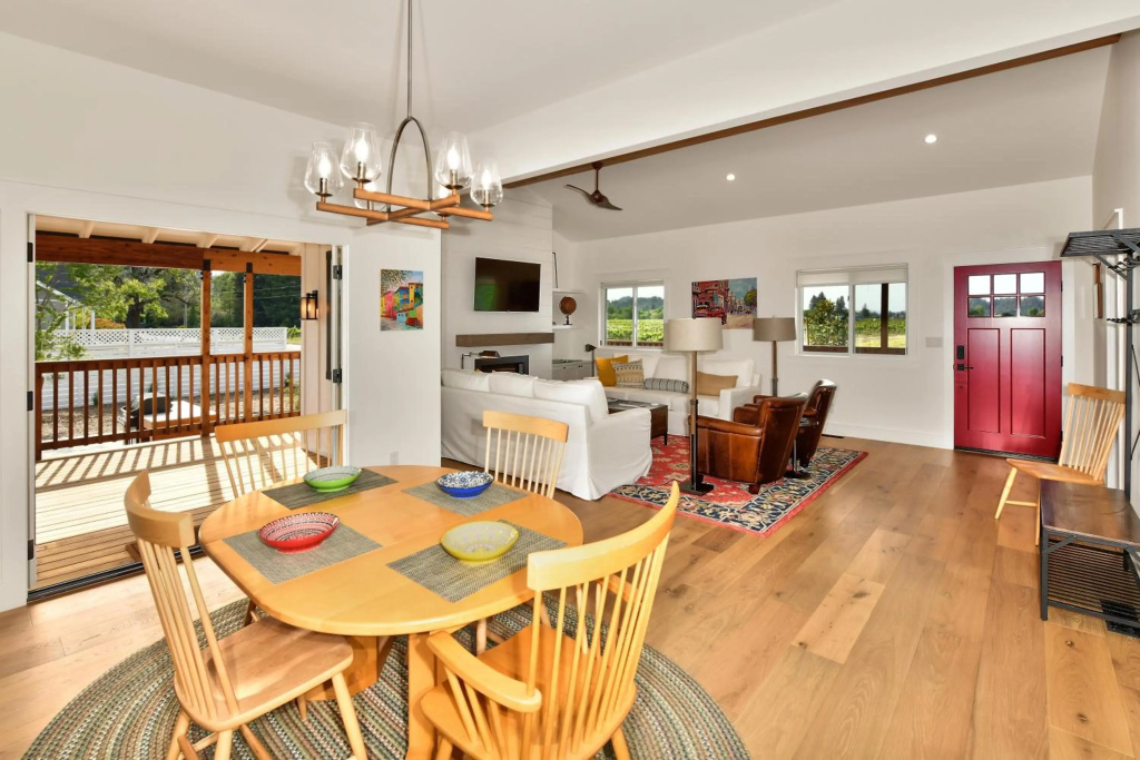 Completely Remodeled Farmhouse With Stunning Views Of Dry Creek Valley