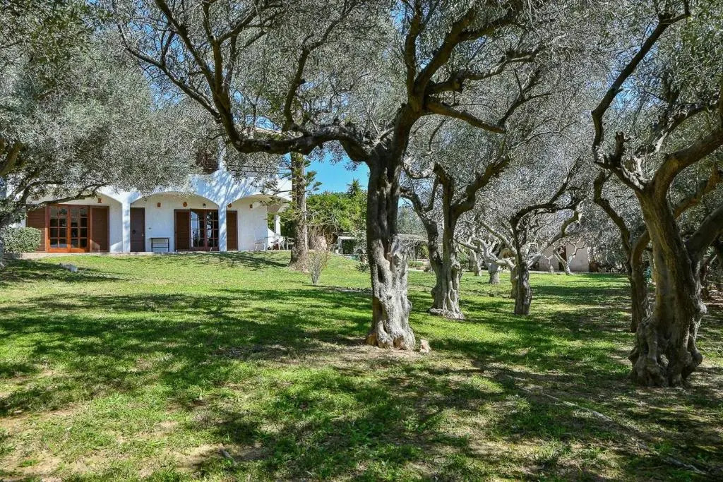 Light-filled home with Garden near Beach